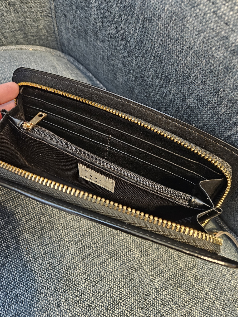 Black Clutch, Crocodile-Skin Texture - Picture 5 of 7